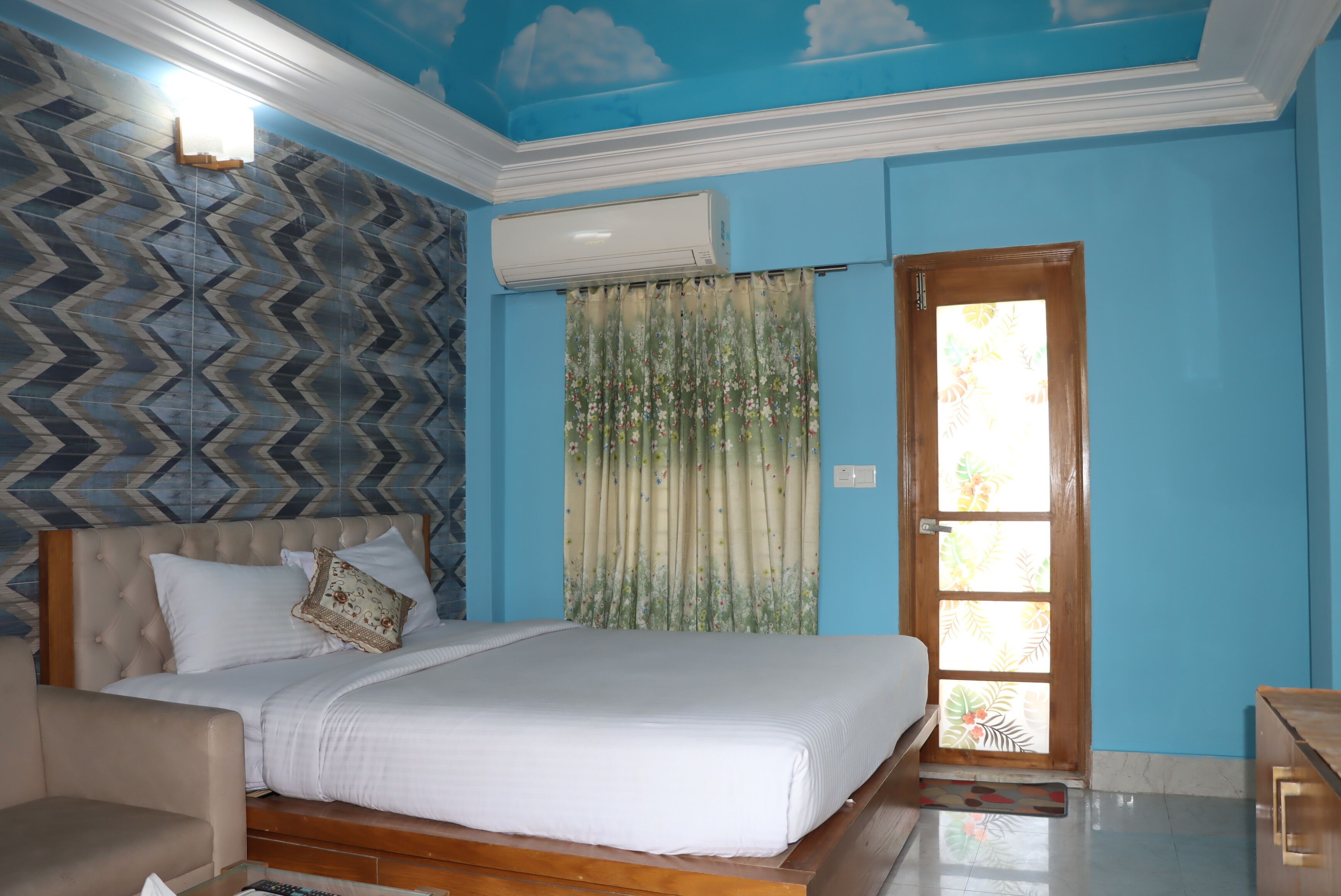 In-room safe, desk, free WiFi