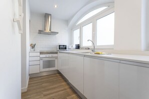 Microondas, horno, placa de cocina y lavavajillas