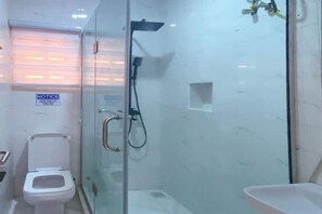 Douche, serviettes fournies, savon, papier toilette