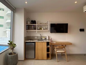 Refrigerador, microondas, placa de cocina, cafetera/tetera