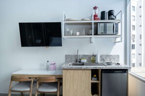 Réfrigérateur, micro-ondes, plaque de cuisson, cafetière/bouilloire