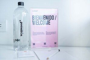 Douche, sèche-cheveux, serviettes fournies