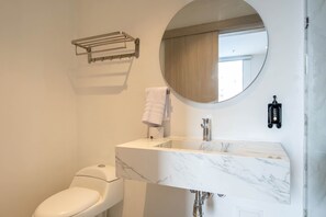 Dusche, Haartrockner, Handtücher, Shampoo
