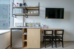 Refrigerador, microondas, parrilla de estufa y cafetera y tetera 