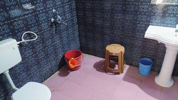 Standard Cottage, Balcony, Garden View | Bathroom | Shower, towels, soap, shampoo