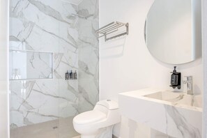 Een douche, een haardroger, handdoeken