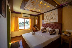 Deluxe Room | Bed sheets - Kerala Nature Houseboat by Coco floatel (Ambalapuzha)
