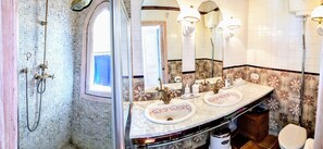 Douche, sèche-cheveux, serviettes fournies, savon