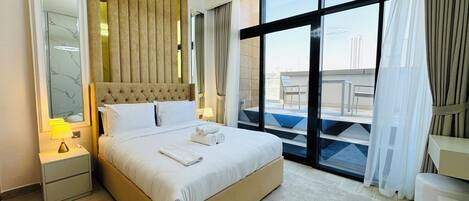 1 slaapkamer, een kluis op de kamer, een bureau