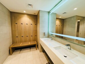 Douche, sèche-cheveux, serviettes fournies, savon