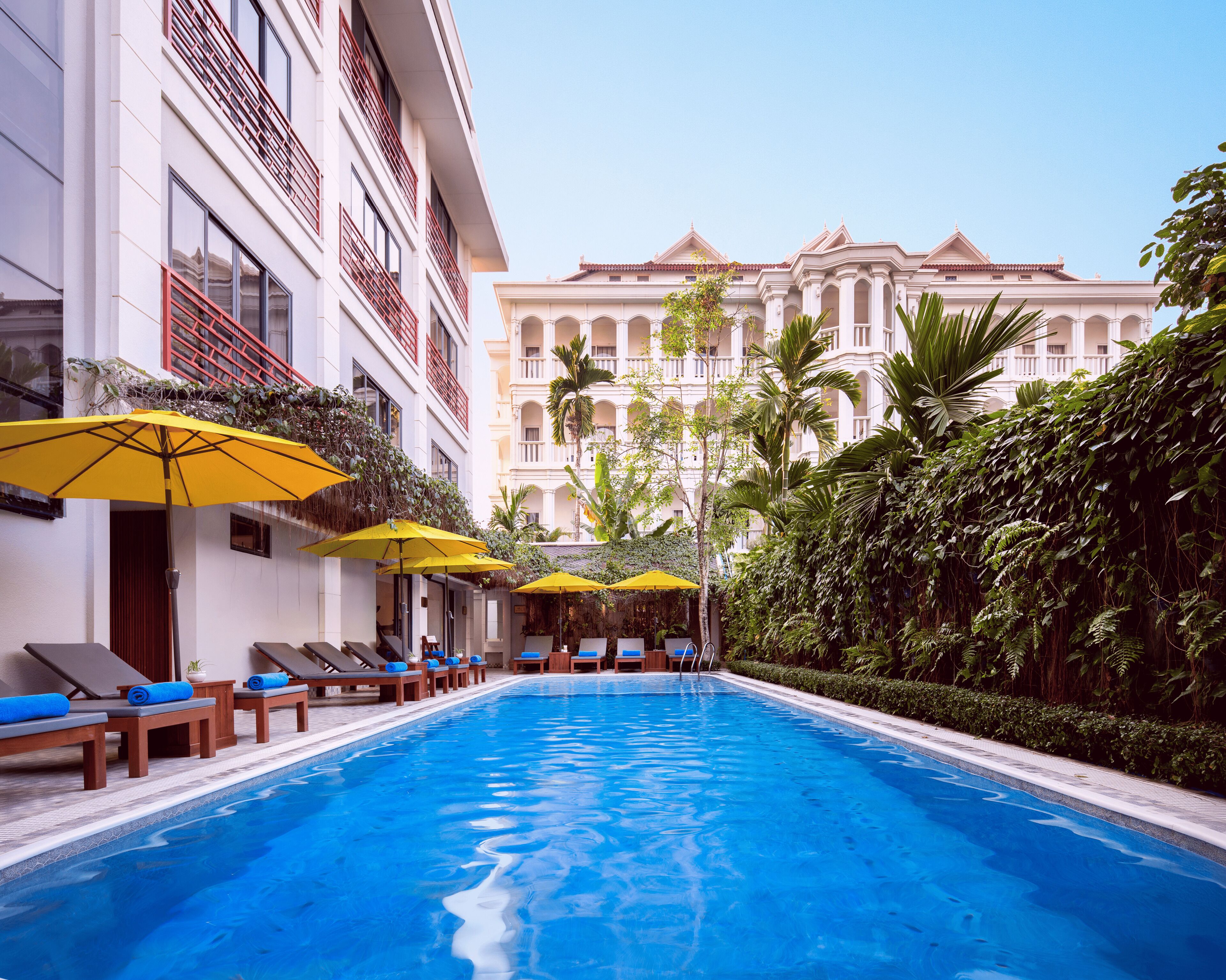 Utomhuspool, parasoller och solstolar