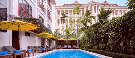 Außenpool, Sonnenschirme, Liegestühle