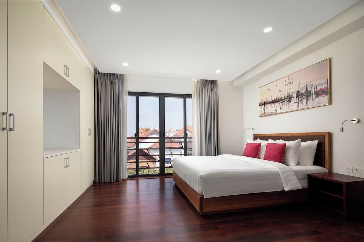 Desk, laptop workspace, free WiFi, bed sheets