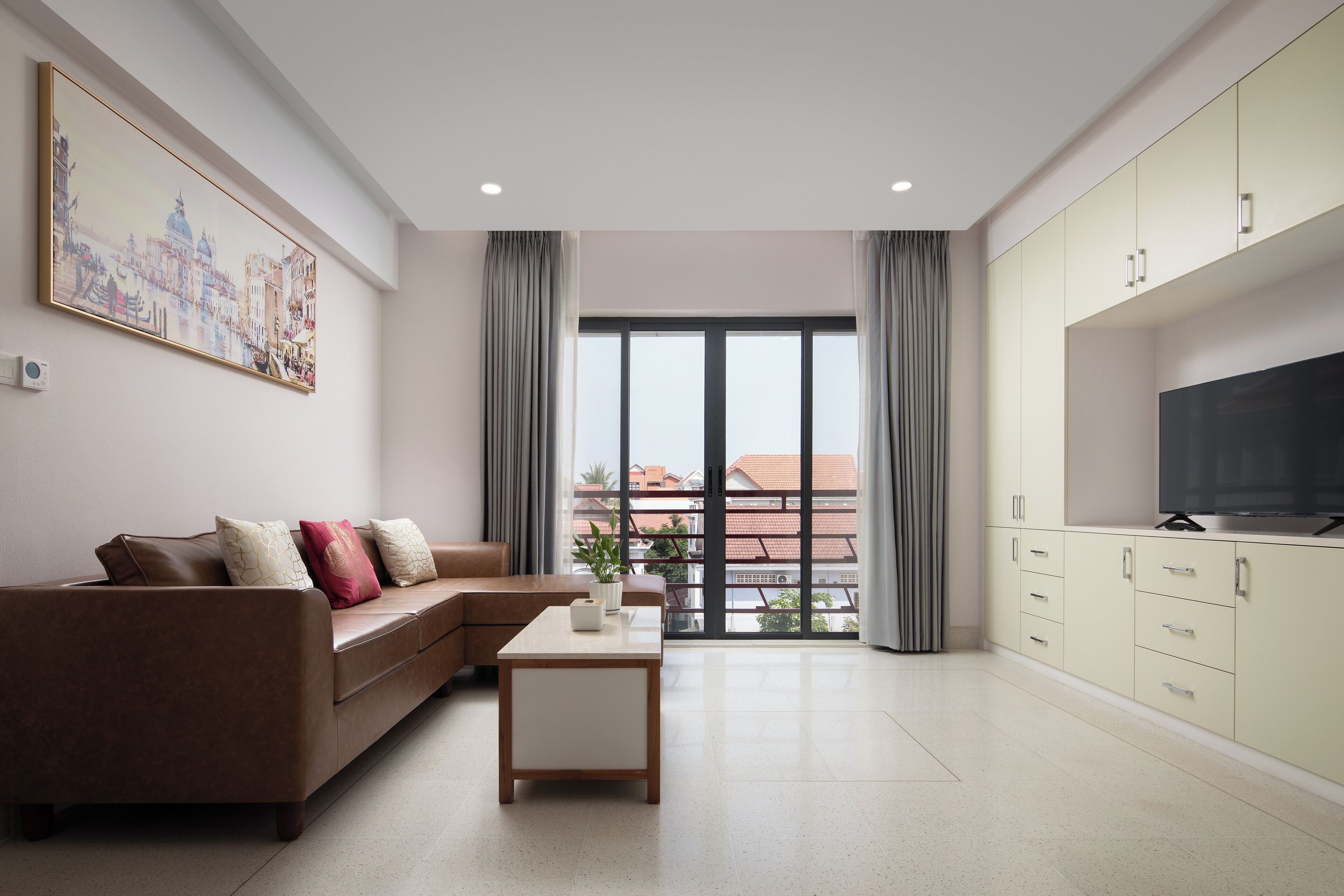 Desk, laptop workspace, free WiFi, bed sheets