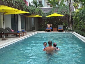Piscine extérieure, parasols de plage, chaises longues