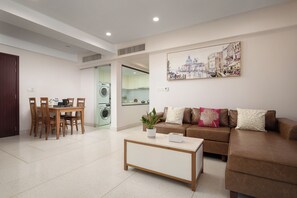 Escritorio, espacio para trabajar con un portátil, wifi gratis