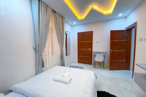 1 habitación, tabla de planchar con plancha, wifi y ropa de cama 