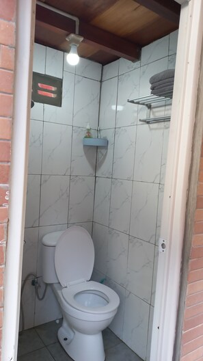 Classic-tvíbýli - fjallasýn | Baðherbergi | Sturta, snyrtivörur án endurgjalds, inniskór, handklæði