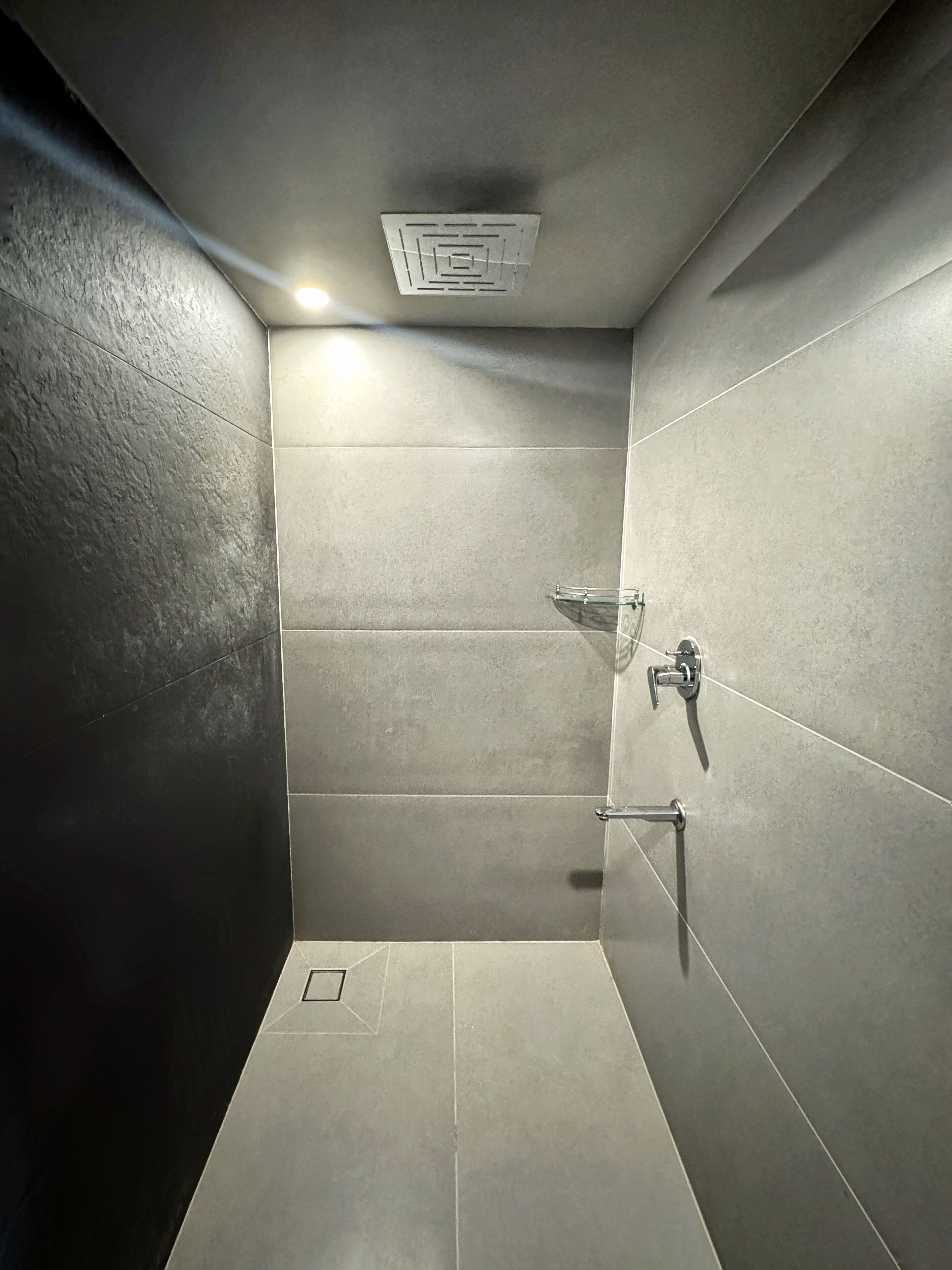 Shower, rainfall showerhead, free toiletries, hair dryer
