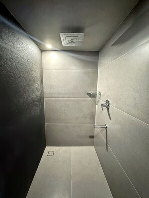 Shower, rainfall showerhead, free toiletries, hair dryer - Tira Beach Resort (Varkala)