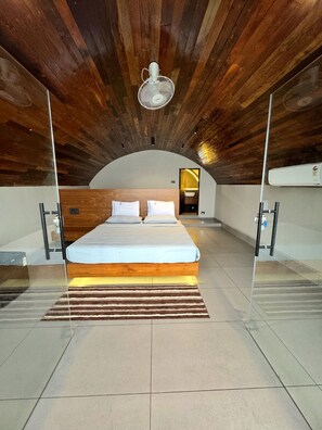 1 bedroom, Egyptian cotton sheets, premium bedding, down comforters