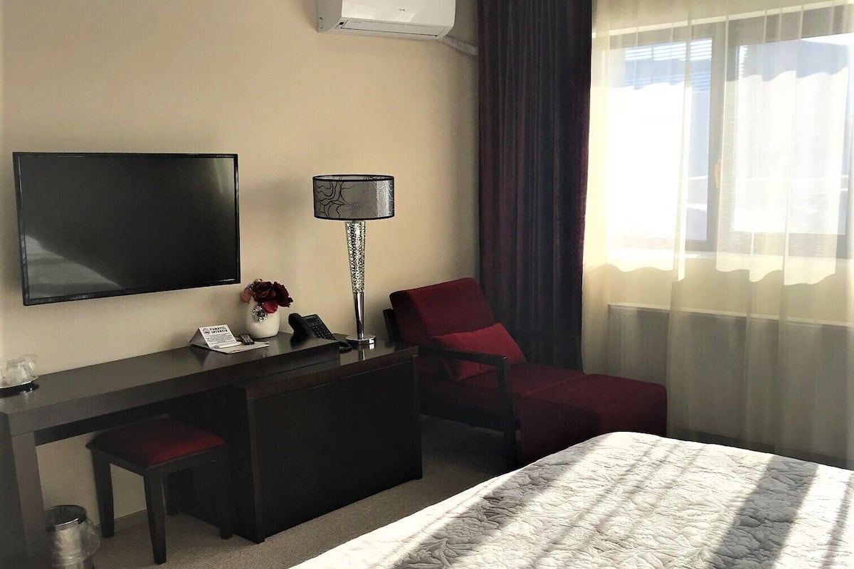 In-room safe, desk, laptop workspace, soundproofing