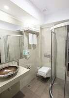 Ducha, secador de pelo, toallas, jabón