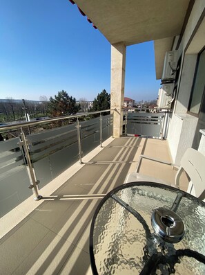 Habitación triple Deluxe, balcón, vistas al jardín | Caja fuerte, escritorio, espacio para trabajar con un portátil