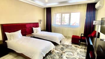 Phòng đôi hoặc 2 giường đơn Deluxe | Két bảo mật tại phòng, bàn, khu vực làm việc phù hợp cho laptop
