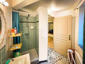 Douche, sèche-cheveux, serviettes fournies, savon