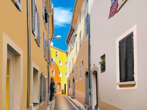 Lumineux studio de charme (30 m2) au coeur du Vieux Hyères