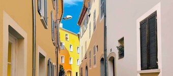 Bright, charming studio (30 m2) in the heart of Vieux Hyères