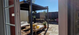 Cozy apartment with terrace, close to train station and city center

