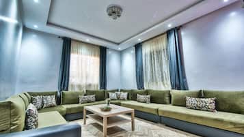 Apartemen Comfort, balkon, pemandangan samudra | Makan di kamar