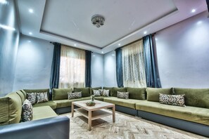 Comfort-Apartment, Balkon, Meerblick | Essbereich im Zimmer