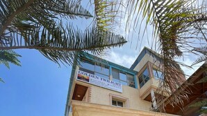 Un edificio con un cartello che riporta 
