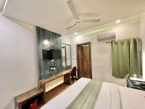 Room - Hotel Janaki - near Ghats & Temples (Varanasi)