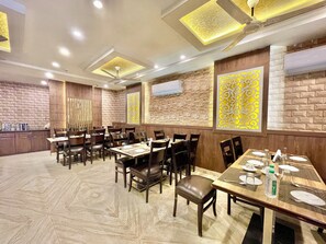 Restaurant - Hotel Janaki - near Ghats & Temples (Varanasi)