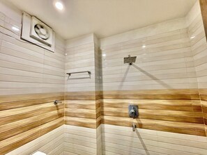 Dusche, Regendusche, kostenlose Toilettenartikel, Handtücher