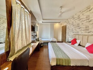 Deluxe Triple Room | Desk, laptop workspace, soundproofing, free WiFi - Hotel Janaki - near Ghats & Temples (Varanasi)