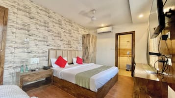 Habitación Deluxe | Escritorio, espacio para trabajar con laptop y insonorización