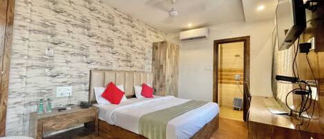 Deluxe Room | Desk, laptop workspace, soundproofing, free WiFi