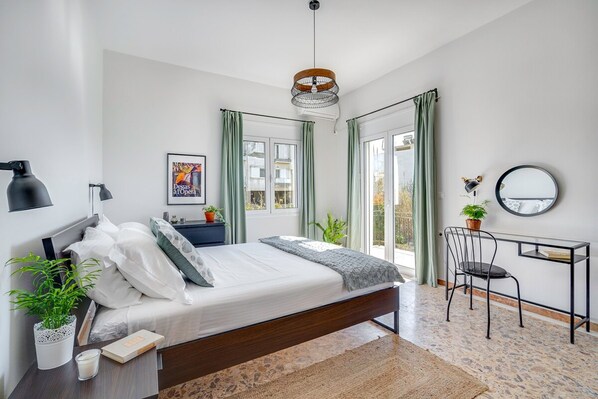 Apartment, Smoking | 2 bedrooms, desk