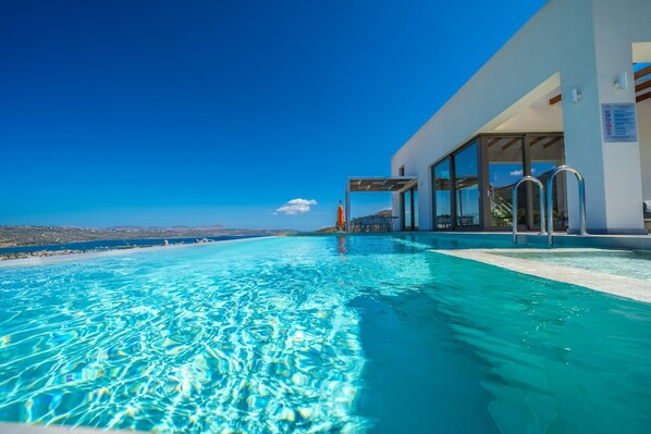 Villa, Smoking | 4 bedrooms, desk