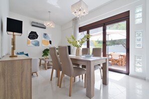 Villa | 2 bedrooms, desk