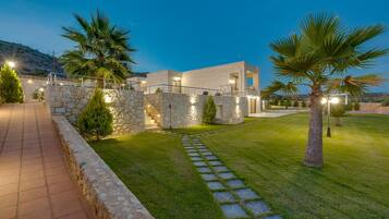 วิลล่า, สูบบุหรี่ได้ | 10 ห้องนอน