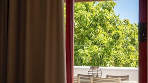 Leilighet – comfort, hageutsikt | Safe på rommet, blendingsgardiner, lydisolert og wi-fi (inkludert)
