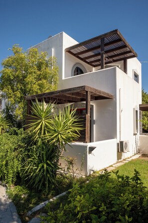 Front of property - Triantafillas Suites (Rhodes)