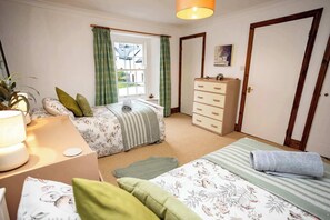 3 bedrooms, desk, iron/ironing board, travel cot - Hall House  3 Bedroom House St Florence (Saint Florence)