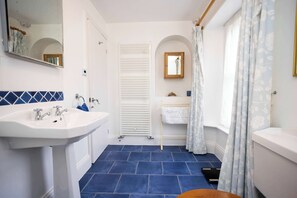 Douche, sèche-cheveux, serviettes fournies